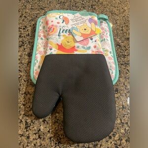 NWT Winnie The Pooh Floral Oven Mitt Set